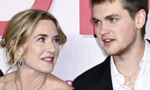 Kate Winslet, de mână cu fiul ei, Joe Anders, pe covorul roșu, la premiera „Goodbye June”. Ea a regizat, el a scris scenariul