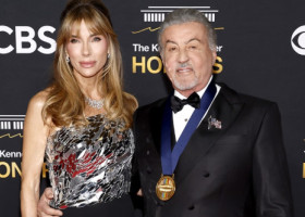 Sylvester Stallone a stârnit îngrijorare după ce s-a ajutat de un baston, la o gală în Washington. Frumoasa sa soție i-a fost alături