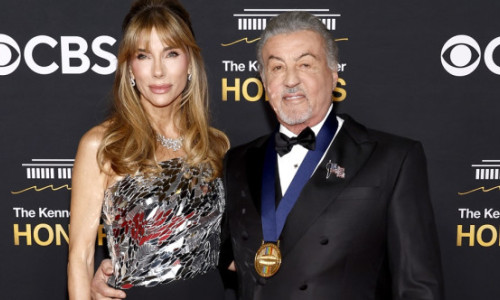 Sylvester Stallone a stârnit îngrijorare după ce s-a ajutat de un baston, la o gală în Washington. Frumoasa sa soție i-a fost alături
