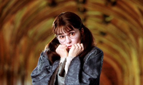 Câți ani avea actrița care a jucat-o pe Plângăcioasa Myrtle din 