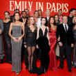 Distribuția din „Emily in Paris” la premiera sezonului 5 din Paris/ Getty Images