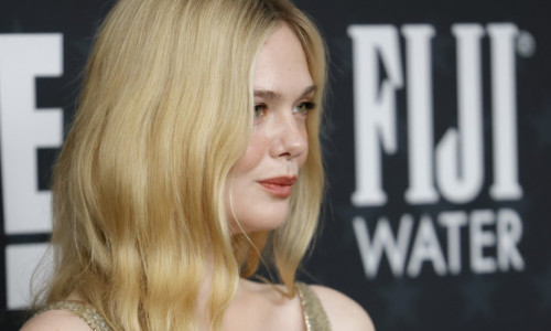 Radioasă și cuceritoare. Elle Fanning, într-o rochie foarte decoltată, a atras toate privirile la gala Critics Choice Awards 2026