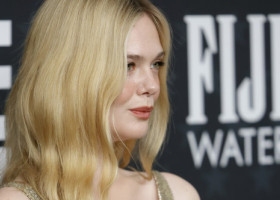 Radioasă și cuceritoare. Elle Fanning, într-o rochie foarte decoltată, a atras toate privirile la gala Critics Choice Awards 2026