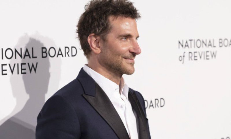 Bradley Cooper rupe tăcerea despre zvonurile privind operațiile estetice: „Oamenii îmi spun că arăt prea bine”