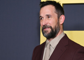 Noah Wyle, apariție rară pe covorul roșu alături de soție și de copiii lui din căsnicia anterioară, la premiera „The Pitt” S2