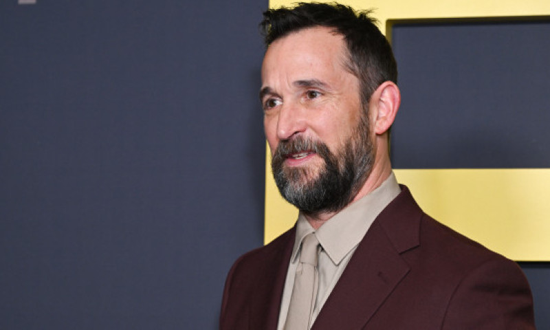 Noah Wyle, apariție rară pe covorul roșu alături de soție și de copiii lui din căsnicia anterioară, la premiera „The Pitt” S2