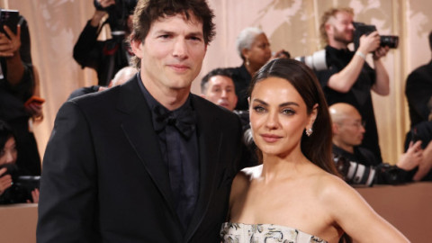 Priviri complice și gesturi tandre chiar pe covorul roșu. Mila Kunis și Ashton Kutcher, în centrul atenției la Globurile de Aur 2026