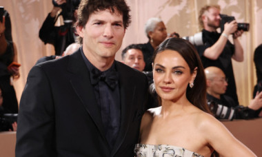 Priviri complice și gesturi tandre chiar pe covorul roșu. Mila Kunis și Ashton Kutcher, în centrul atenției la Globurile de Aur 2026