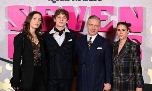 Martin Freeman, în public alături de iubita sa mult mai tânără și de fiul lui. Actorul joacă într-o adaptare după Agatha Christie