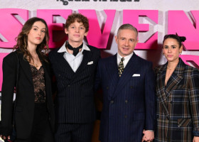 Martin Freeman, în public alături de iubita sa mult mai tânără și de fiul lui. Actorul joacă într-o adaptare după Agatha Christie