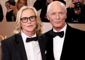 Ed Harris și Amy Madigan, impresionanți pe covorul roșu, alături de fiica lor. Sunt căsătoriți de 42 de ani