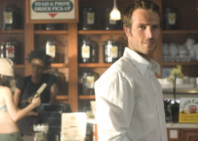 A fost idolul femeilor în anii 2000, dar acum e de nerecunoscut. Cum arată actorul din "Alias" cu care s-a iubit Jennifer Garner