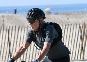 Ciclistul Harrison Ford, în formă maximă. Starul în vârstă de 83 de ani, pe bicicletă, pe străzile din Los Angeles