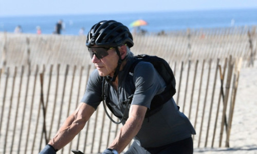 Ciclistul Harrison Ford, în formă maximă. Starul în vârstă de 83 de ani, pe bicicletă, pe străzile din Los Angeles