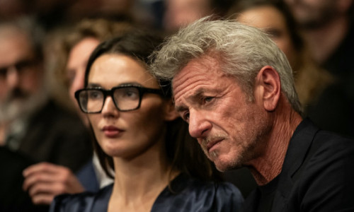 Sean Penn, pozat de mână cu iubita moldoveancă. Actorul de 65 de ani și Valeria, cu 35 de ani mai tânără, plimbare relaxantă în L.A.