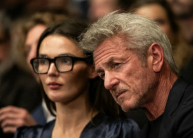 Sean Penn, pozat de mână cu iubita moldoveancă. Actorul de 65 de ani și Valeria, cu 35 de ani mai tânără, plimbare relaxantă în L.A.