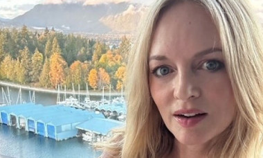 Heather Graham sfidează vârsta ca nimeni alta. Are 56 de ani face furori cu pozele în costum de baie