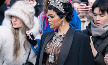 Teyana Taylor, în ținută transparentă din dantelă și o tiară inspirată din cea furată din Luvru. A atras toate privirile la Paris