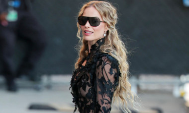 Margot Robbie, seducătoare într-o rochie din dantelă neagră. A furat toate privirile la promovarea „Wuthering Heights”