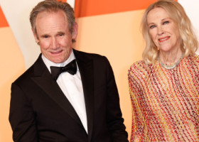 Povestea de iubire de peste 30 de ani a lui Catherine O'Hara cu soțul ei, Bo Welch. Ce rol a avut Tim Burton în debutul relației lor