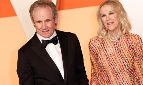 Povestea de iubire de peste 30 de ani a lui Catherine O'Hara cu soțul ei, Bo Welch. Ce rol a avut Tim Burton în debutul relației lor