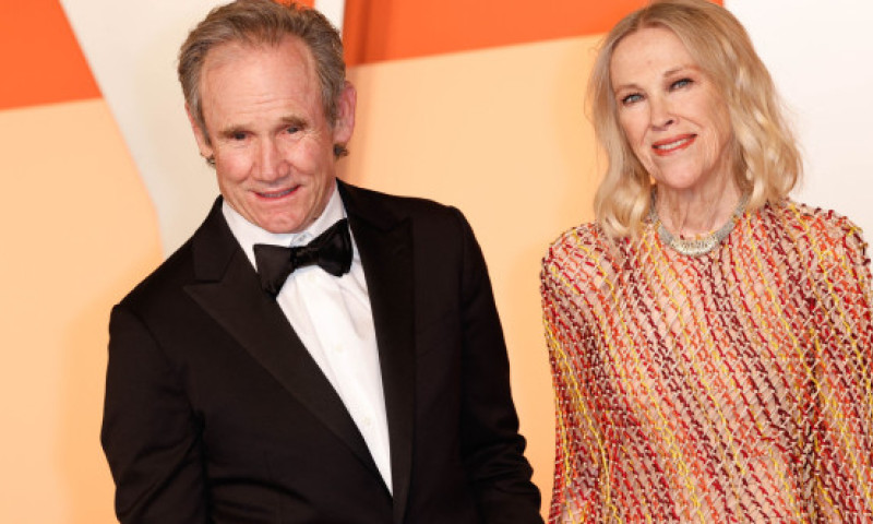 Povestea de iubire de peste 30 de ani a lui Catherine O'Hara cu soțul ei, Bo Welch. Ce rol a avut Tim Burton în debutul relației lor