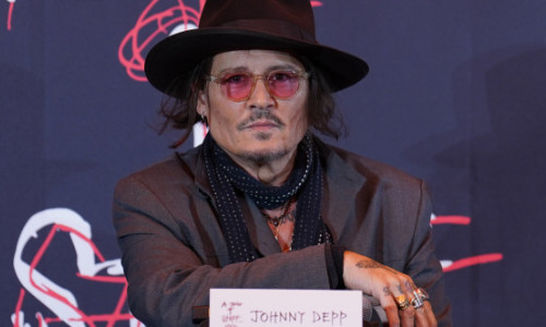 Johnny Depp, de nerecunoscut în rolul lui Ebenezer Scrooge. Filmul care marchează revenirea sa la Hollywood