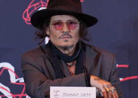 Johnny Depp, de nerecunoscut în rolul lui Ebenezer Scrooge. Filmul care marchează revenirea sa la Hollywood