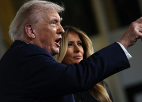 Răspunsul lui Trump când a fost întrebat de un reporter despre banii primiți pentru filmul "Melania": "Cu cine ești? Fake News!"