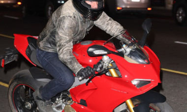 Greu de ratat. Tom Cruise, pe motocicletă, a atras atenția trecătorilor în LA. Prima apariție după ce și-a vândut brusc casa din Londra