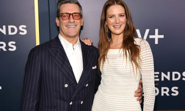 Jon Hamm, starul din „Mad Men”, alături de soția sa mai tânără cu 17 ani. Anna a făcut furori într-o salopetă cu spatele gol