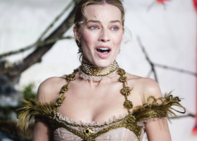 Margot Robbie a dârdâit în rochie transparentă și subțire ca o foiță, în ploaia londoneză. Jacob Elordi a protejat-o ca un gentleman