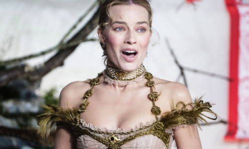 Margot Robbie a dârdâit în rochie transparentă și subțire ca o foiță, în ploaia londoneză. Jacob Elordi a protejat-o ca un gentleman