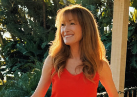 Jane Seymour împlinește 75 de ani și e superbă. Timpul trece frumos pentru ea: siluetă impecabilă, iubire puternică, zâmbet neschimbat