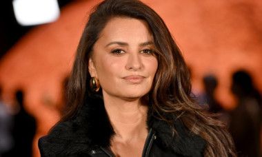 Misterioasă și seducătoare. Penelope Cruz, în rochie de piele lăcuită, la cea mai recentă ședință foto. „Are 51 de ani?! E o nebunie”
