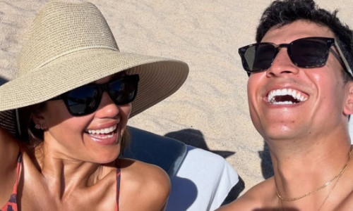 Jessica Alba, joacă și tandrețe pe plajă, alături de noul iubit. Ea parcă a înflorit după divorț, el e topit să o aibă aproape