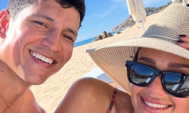 Jessica Alba parcă a înflorit după divorț! În costum de baie minuscul, bronzată și tonifiată, lângă iubitul actor