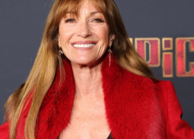 Jane Seymour sfidează cu ușurință cei 75 de ani proaspăt împliniți. Actrița, sclipitoare într-o salopetă care i-a subliniat silueta