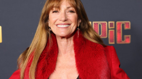 Jane Seymour sfidează cu ușurință cei 75 de ani proaspăt împliniți. Actrița, sclipitoare într-o salopetă care i-a subliniat silueta