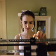Lily Collins în filmul „To The Bone”/ Profimedia