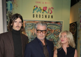 Pierce Brosnan, mândru și fericit la expoziția de artă a fiului său cel mic. Alături de actor, și nepoata sa, frumoasa Isabella