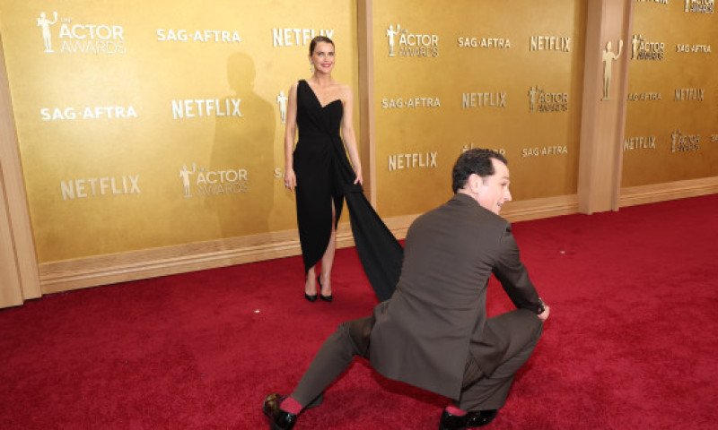 Ea joacă în „Diplomata”, el în „The Beast In Me”. Soții Keri Russell și Matthew Rhys au făcut furori la Actor Awards