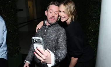 Charlize Theron, în fustă mini la o petrecere înaintea Oscarurilor. Actrița de 50 de ani și Macaulay Culkin s-au distrat de minune