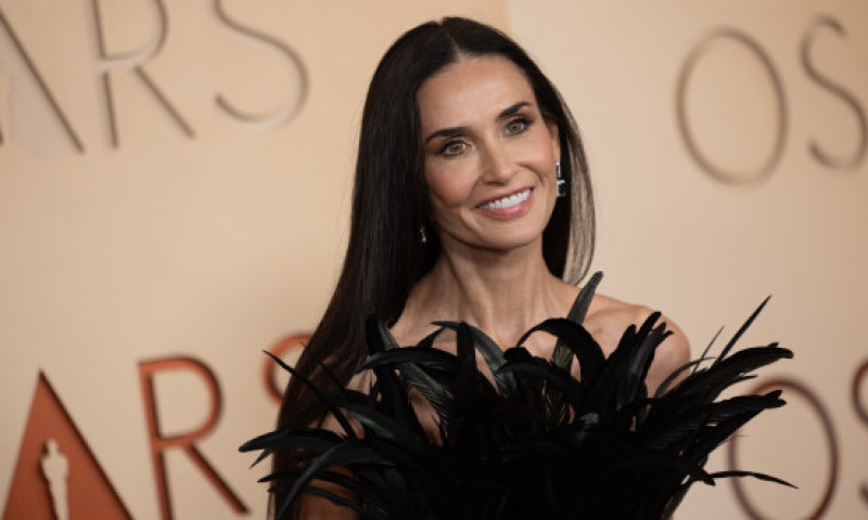 Adevărul din spatele rochiei extravagante purtate de Demi Moore la Premiile Oscar. Apariția actriței a stârnit un val de îngrijorare