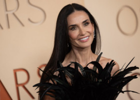 Adevărul din spatele rochiei extravagante purtate de Demi Moore la Premiile Oscar. Apariția actriței a stârnit un val de îngrijorare