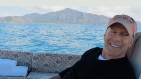 Aparițiile lui sunt tot mai rare de când s-a îmbolnăvit. Bruce Willis, pozat zâmbitor, într-o stare bună, la plimbare prin Los Angeles