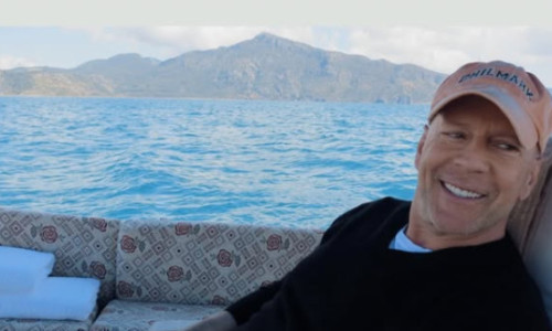 Aparițiile lui sunt tot mai rare de când s-a îmbolnăvit. Bruce Willis, pozat zâmbitor, într-o stare bună, la plimbare prin Los Angeles