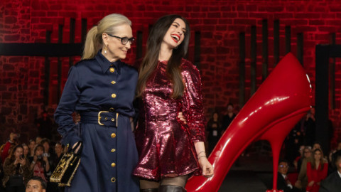 Anne Hathaway, rochie mini, cizme până la coapsă, ruj roșu și atitudine. A fermecat în Mexic, la proiecția The Devil Wears Prada 2