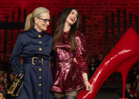 Anne Hathaway, rochie mini, cizme până la coapsă, ruj roșu și atitudine. A fermecat în Mexic, la proiecția The Devil Wears Prada 2