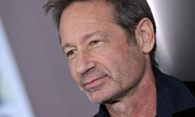 David Duchovny, cum nimeni nu l-a mai văzut. Cu perucă blondă și ruj roșu aprins, îmbrăcat în haine de femeie, în Los Angeles